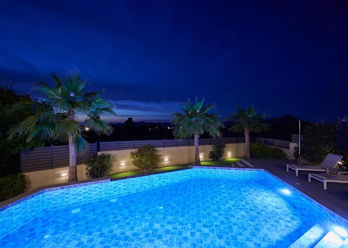 Вілла Kyamon Luxury With Heated Saltwater Pool Near Chania