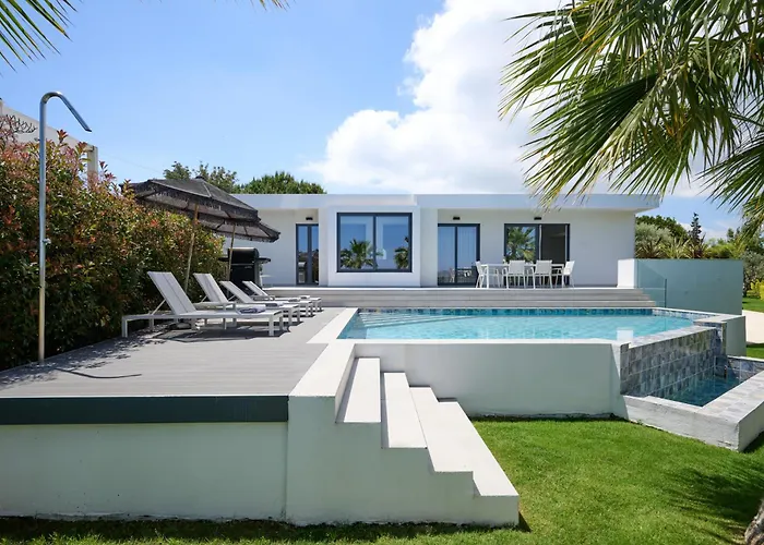 Вілла Kyamon Luxury With Heated Saltwater Pool Near Chania *